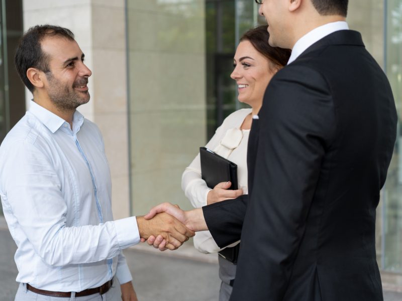 empresario-alegre-saludo-nuevo-socio-comercial